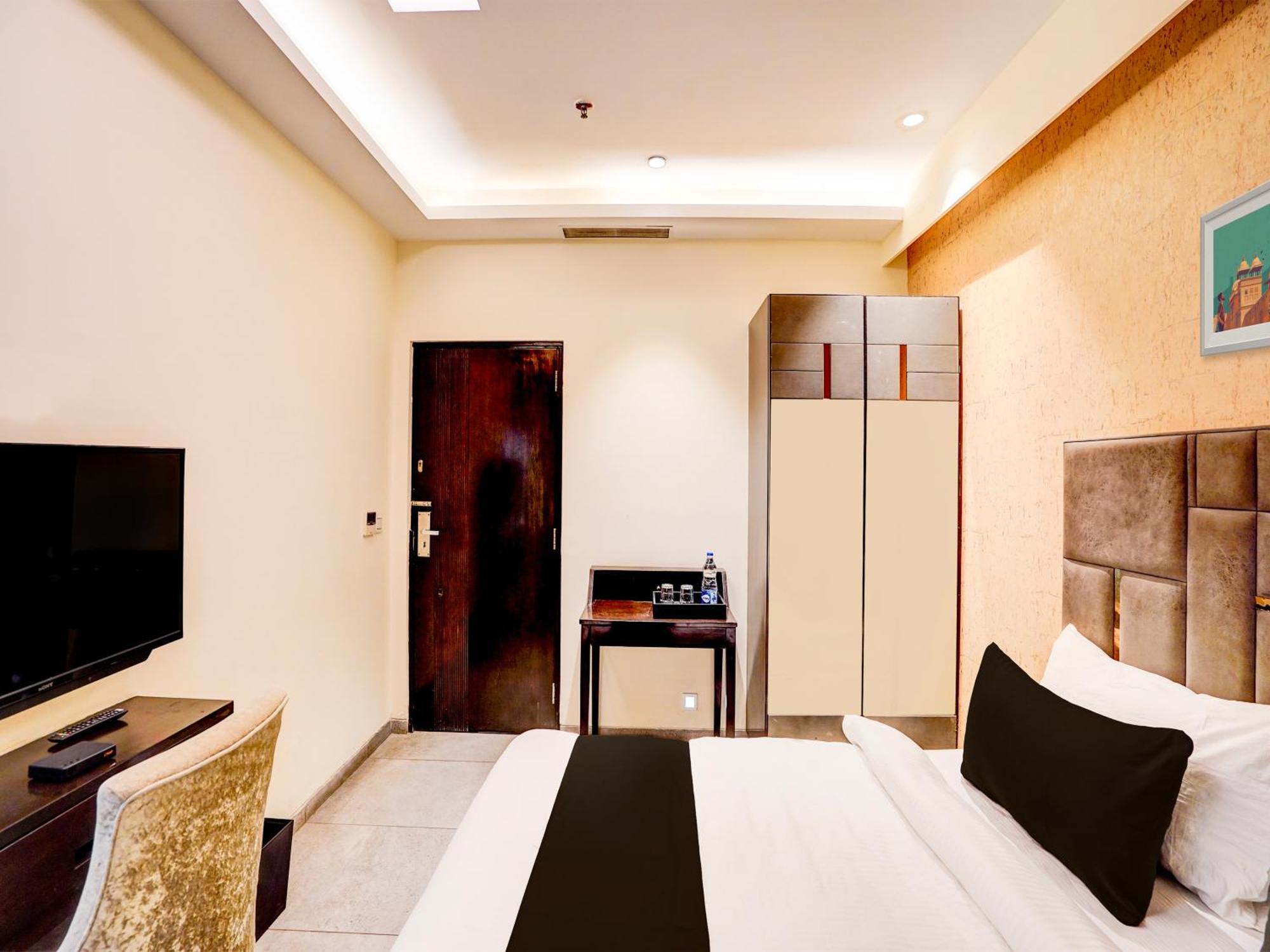 Super Townhouse Pitampura West Enclave Hotel Делхи Екстериор снимка